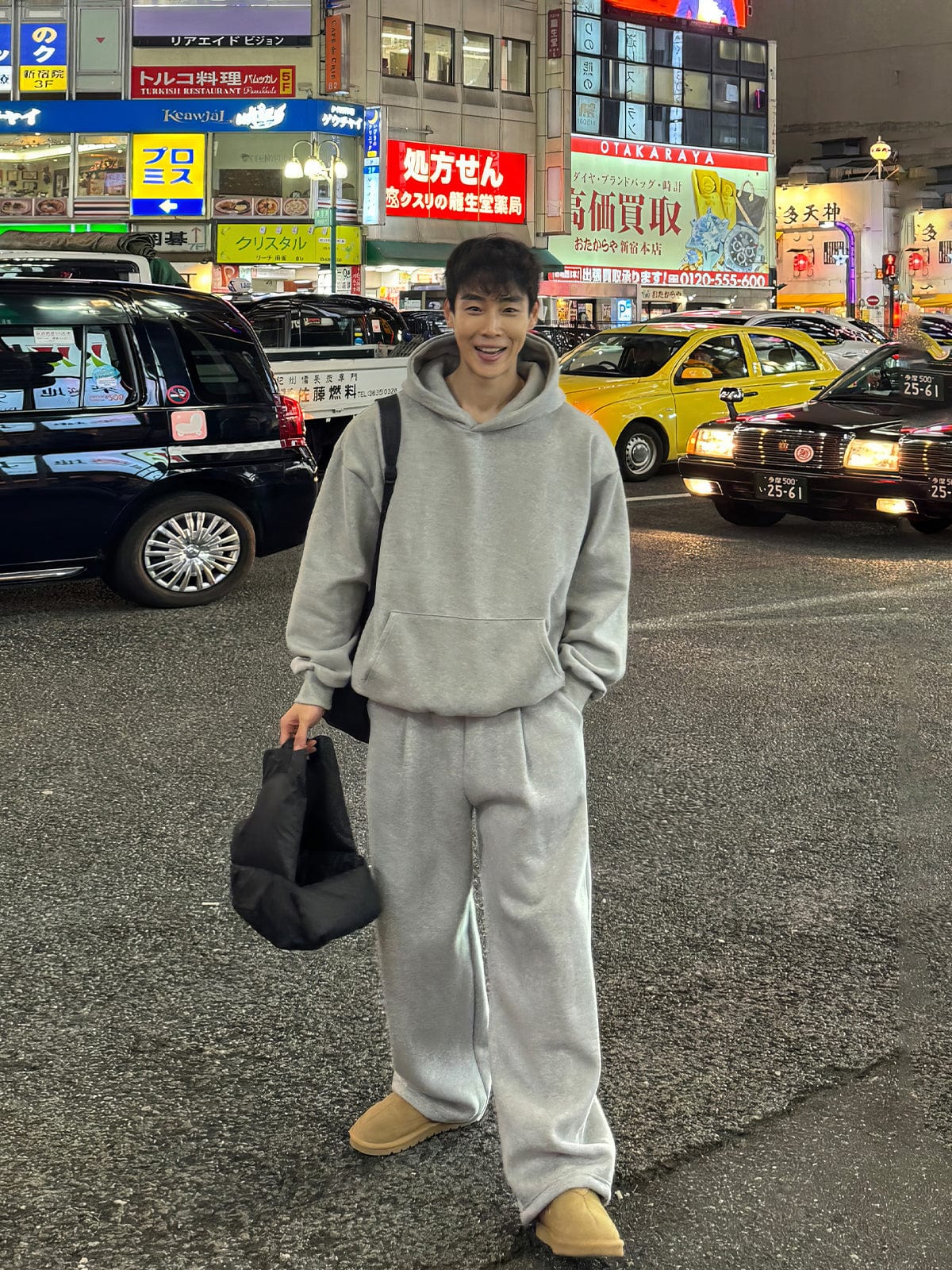 PULLOVER HOODIE & PLEATED SWEATPANTS