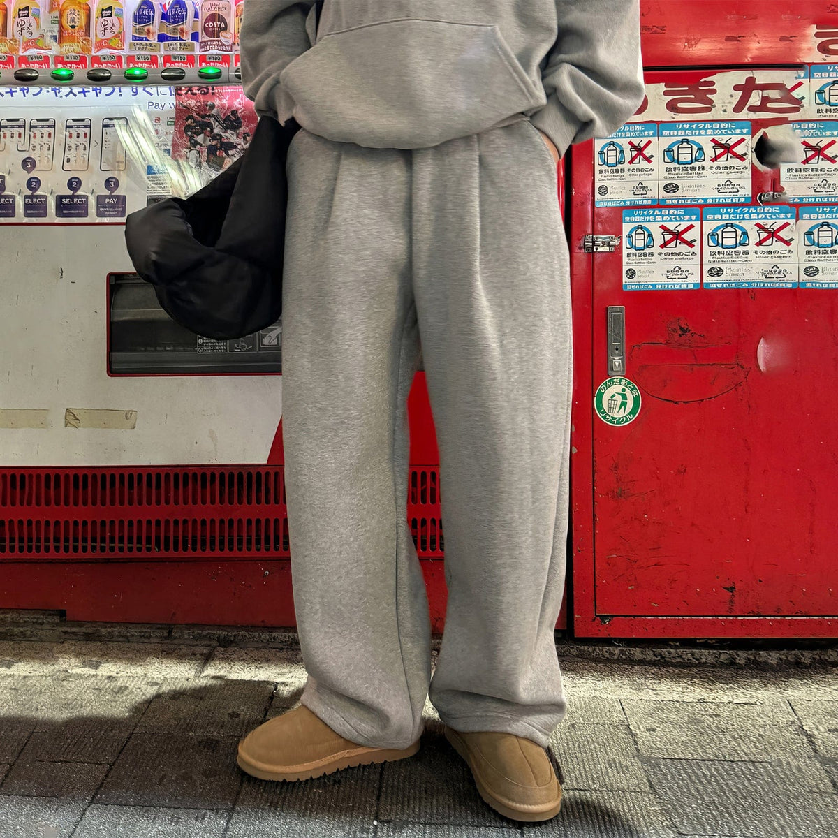 PULLOVER HOODIE & PLEATED SWEATPANTS