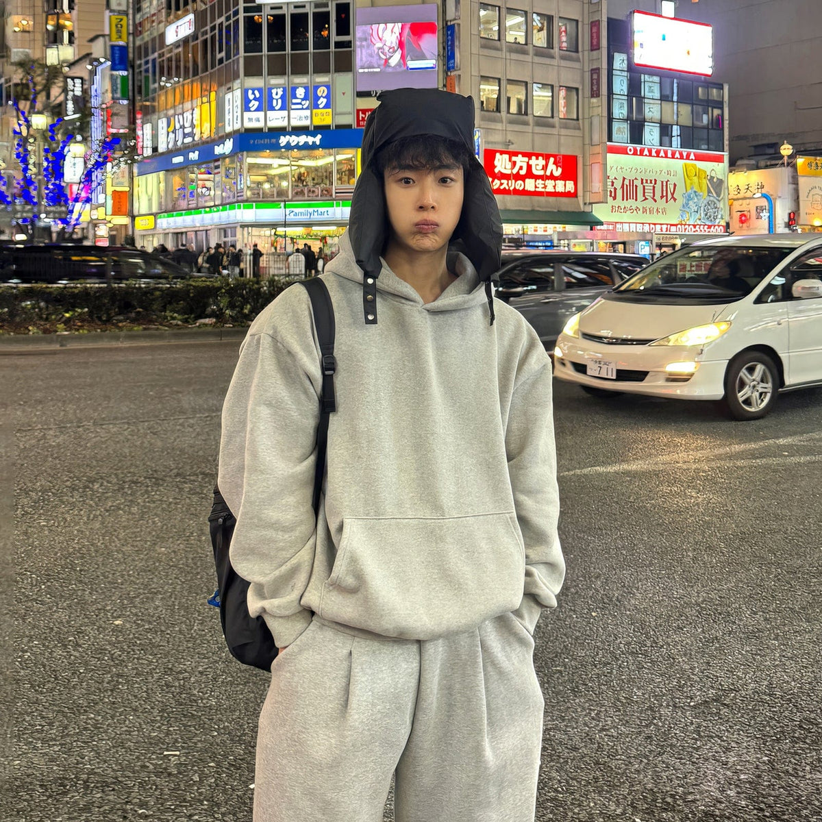 PULLOVER HOODIE & PLEATED SWEATPANTS